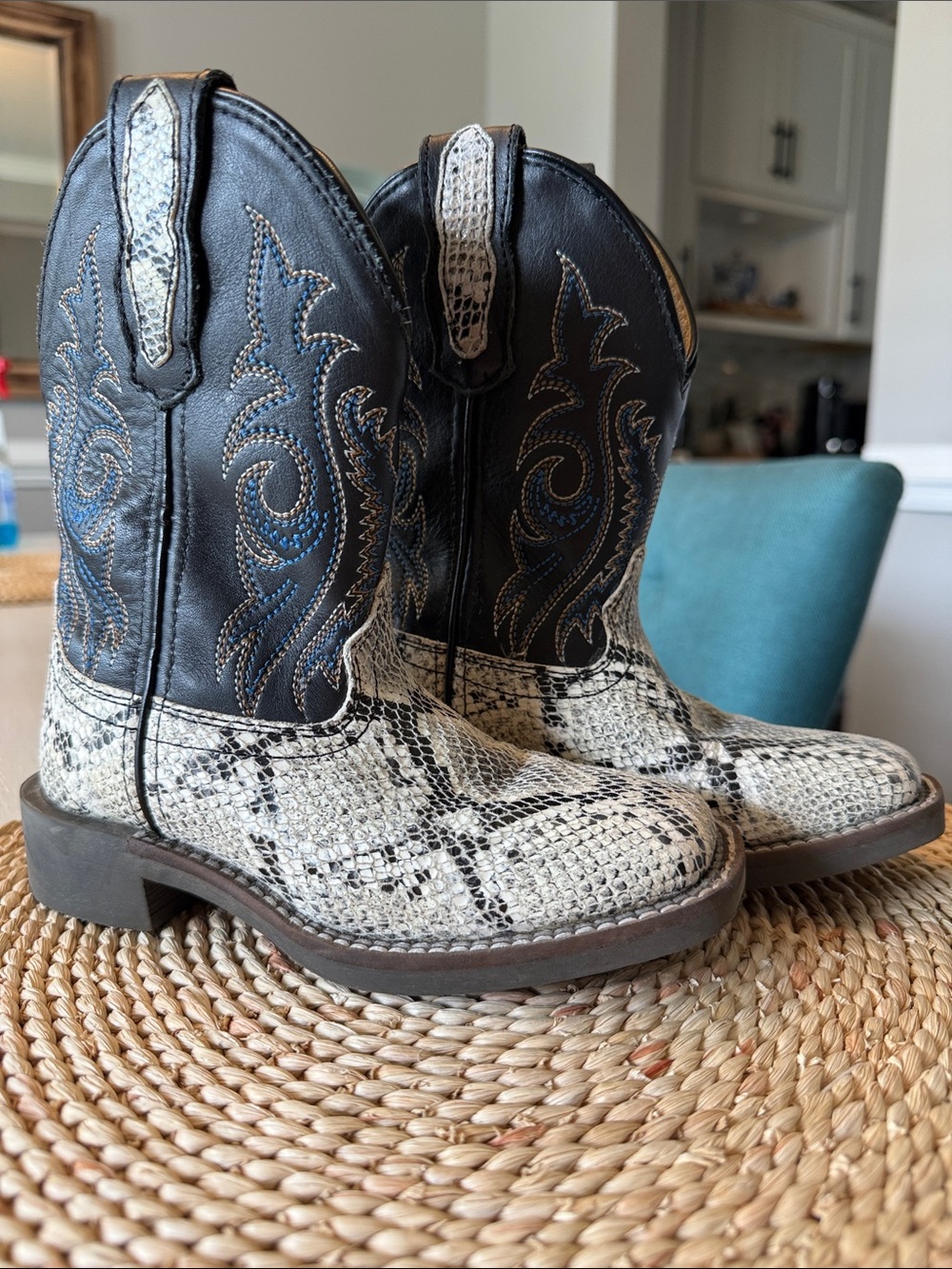 Smoky Mountain size 11 Kids Snake-Print Western Boots in Black and Cream EUC